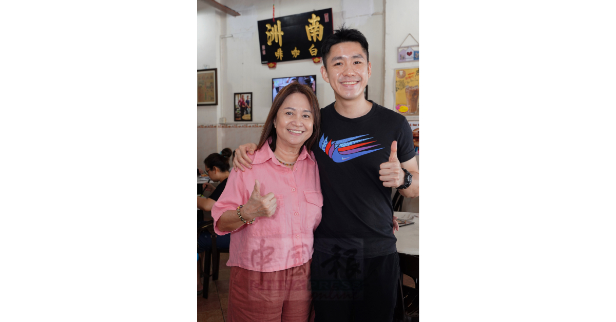 黄秀屏(左起)与儿子叶俊杰,希望三奶巷在完成提升好,可以更加吸引游客的到来。