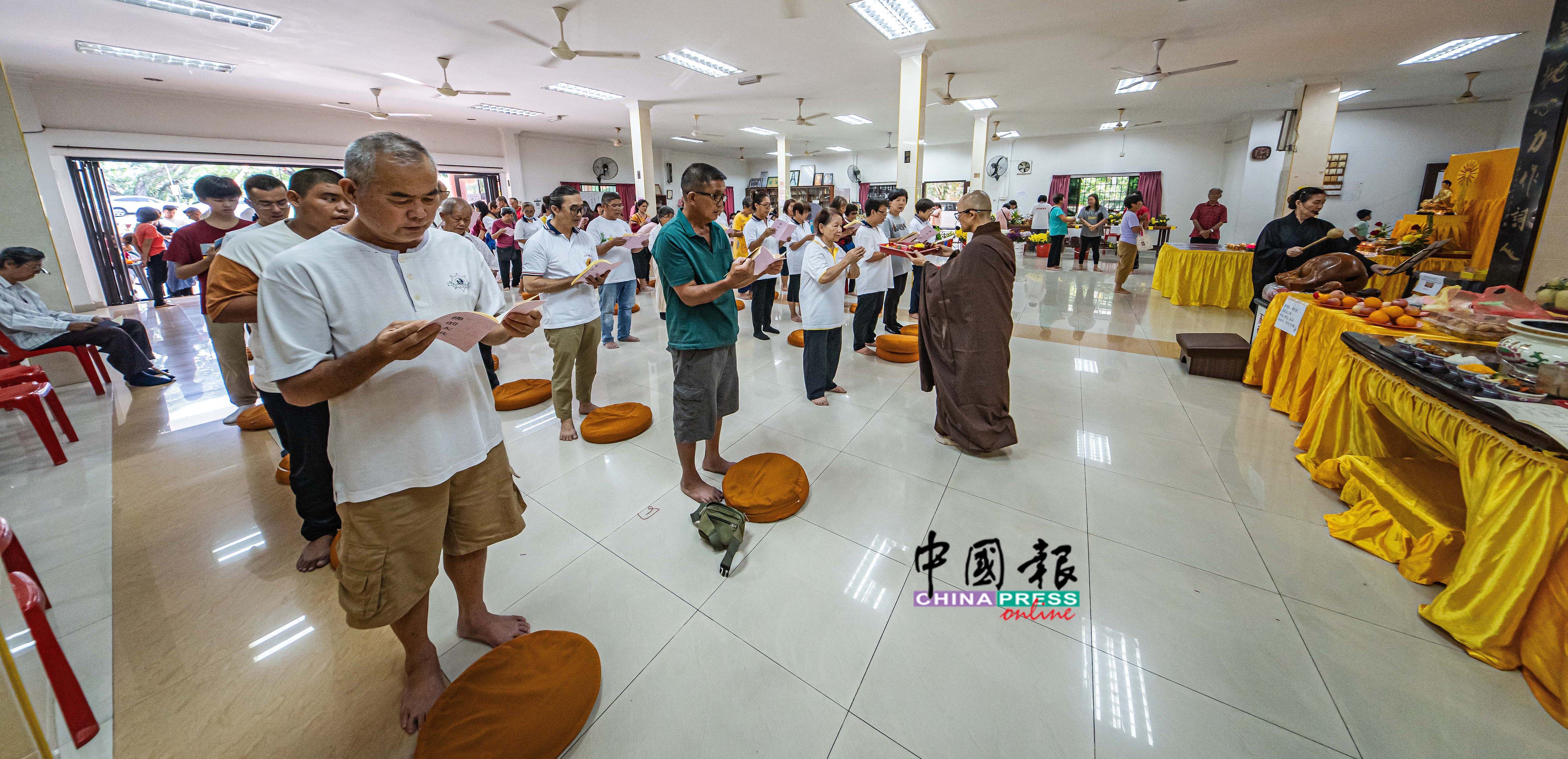 海修师傅在江沙佛学会带领信徒进行上供等传统佛教仪式,让信众藉此淨化身心、祈愿平安智慧。