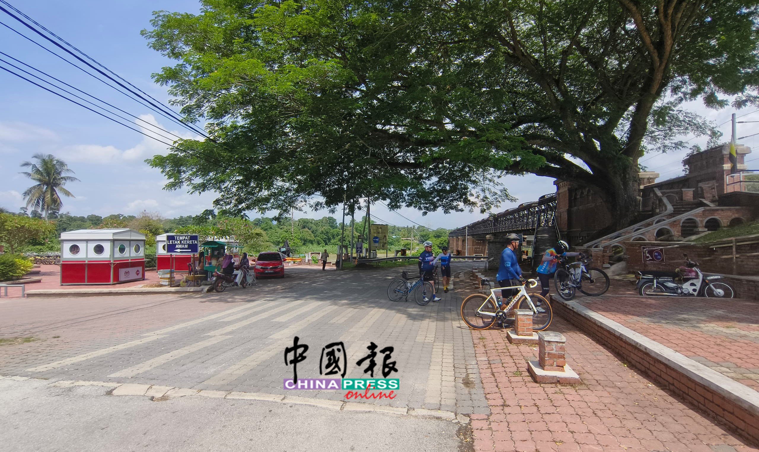 记者週一前往宁罗维多利亚百年火车桥广场,发现3个销售亭确实已经出租,亭内也有摆放许多销售物品,只可惜当天没有营业。