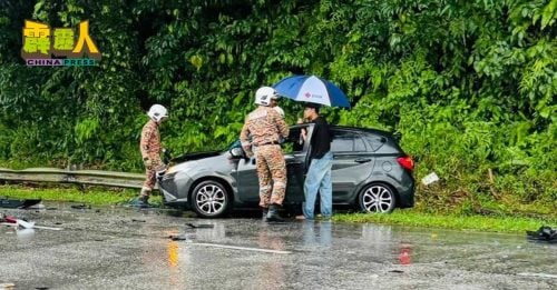 轿车货卡雨中碰撞后  女子受困车内