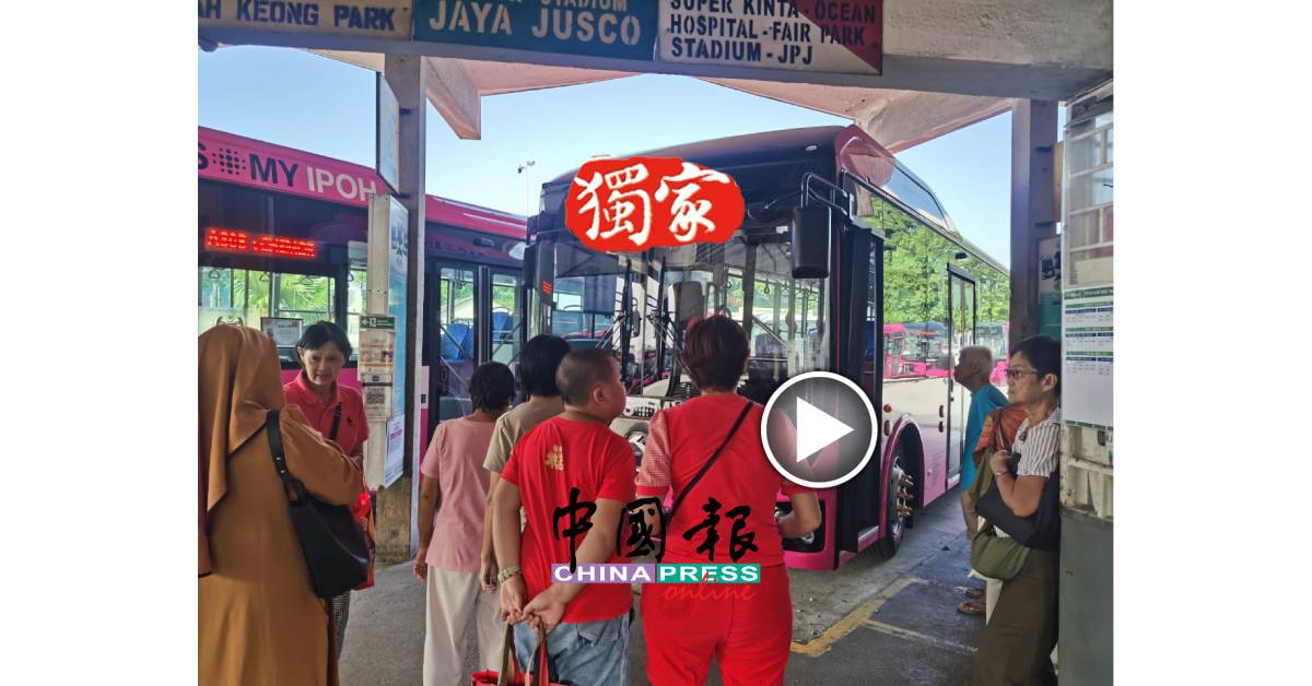 各族市民在月台等候巴士到来，以便转车前往目的地。