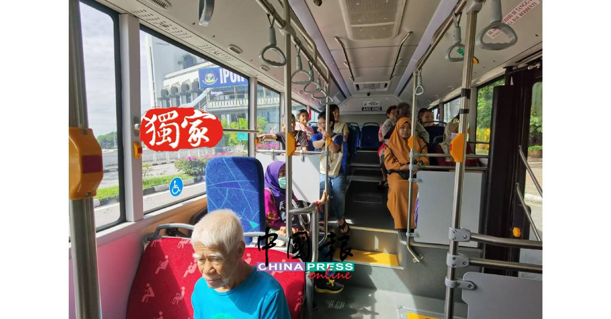 搭客可在舒适的巴士上，欣赏窗外的风光。