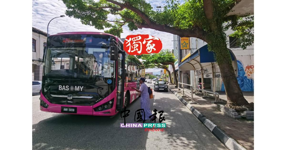 粉红巴士已在怡保市内川流，引起市民关注。