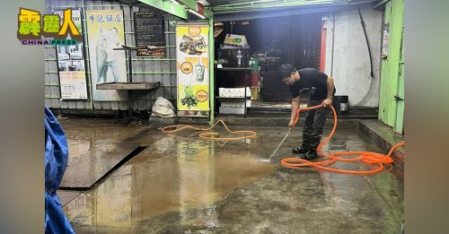 甘榜拉惹新村突发水灾  贩商又得连夜洗刷刷