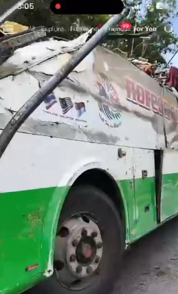巴士车头及车身的钢铁也因强烈的撞击力暴露在车外。