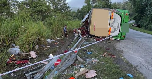 大学生巴士翻覆｜警还原路况 下坡路 没下雨