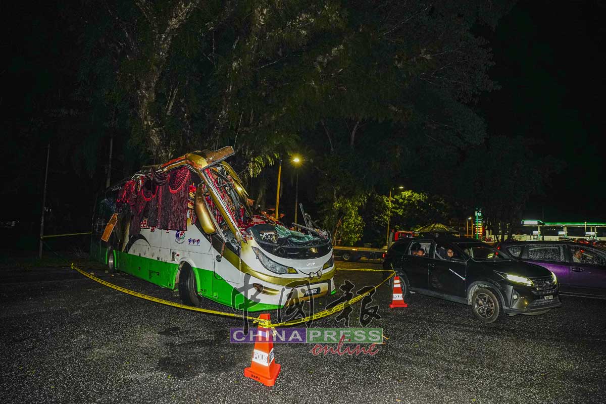 一些民众不敢停车，只是让家眷在车内观看夺走15条大学生性命的巴士。