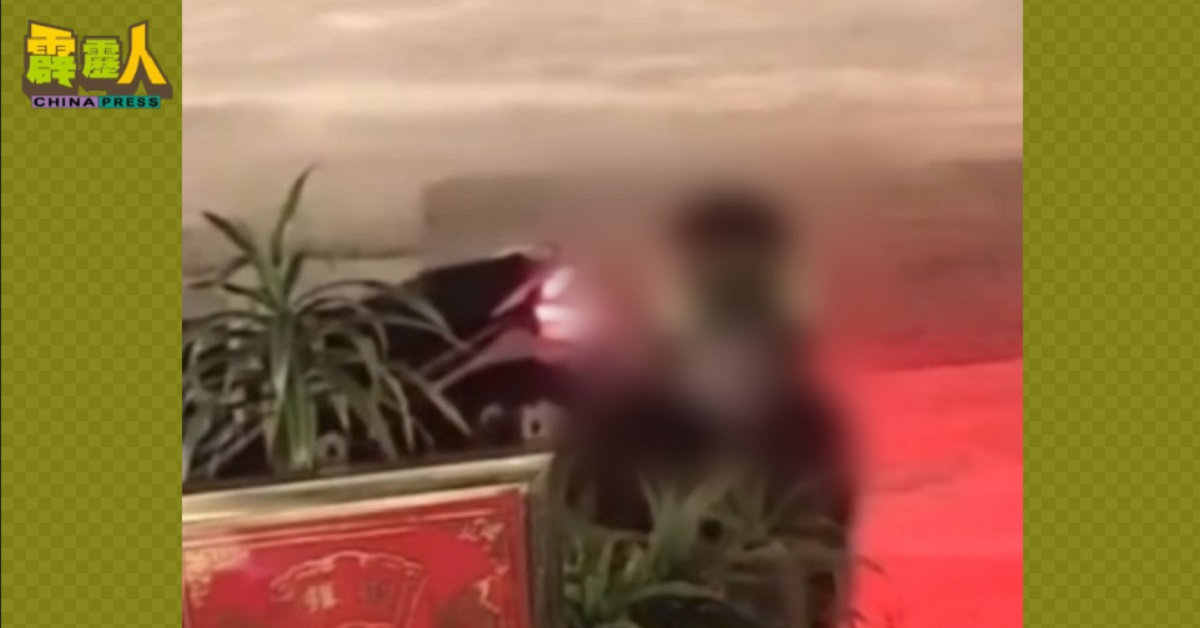 男子叼着香烟行窃的画面。 (截自视频)