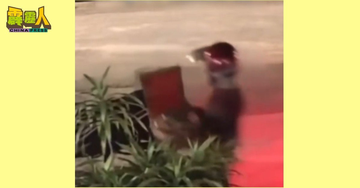 .男子下车后迅速伸手将天神座抱走,随即骑摩哆逃离现场。 (截自视频)