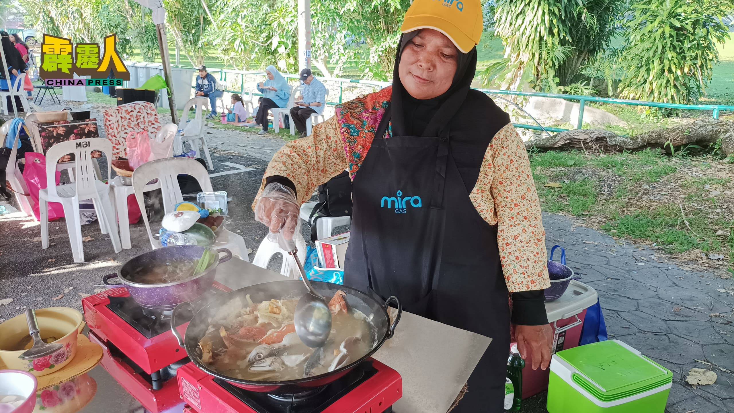 其中一支队伍烹煮了少见的邦咯叻沙面(Laksa Mee Pangkor),汤中有虾、螃蟹和甘榜鱼等海鲜,香气四溢,令人垂涎三尺。
