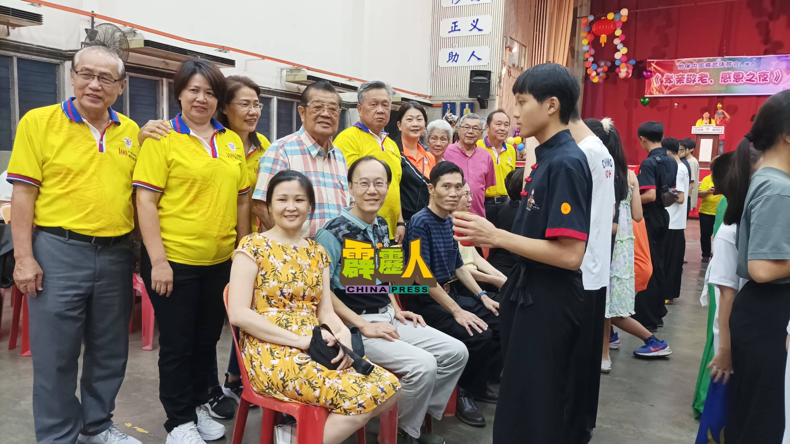 怡保中国精武体育会2025年双亲节孝亲敬老感恩晚会特别安排敬茶仪式,乖巧的孩子向父母奉茶,感恩养育之恩,场面温馨感人;众理事也在感恩的夜晚合影留念,留下珍贵回忆,左起罗浩霖、吴丽君、黎湘钰、黄保生、邹文贤、朱秀琼、唐细英、黄启华、陈志强。