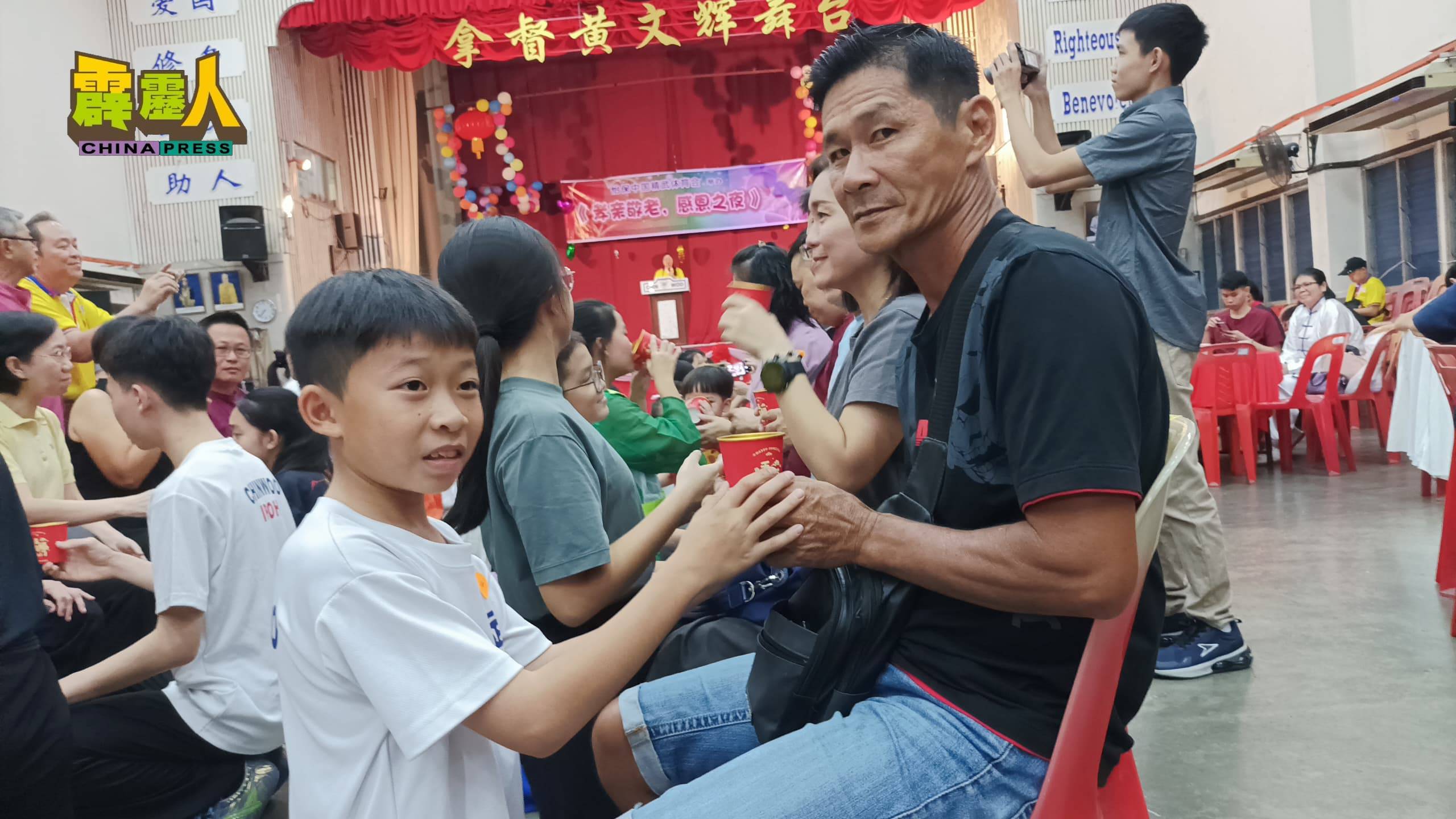 孩子们在敬茶仪式中,亲手为父母奉上一杯爱心茶,展现浓浓亲情与孝心。