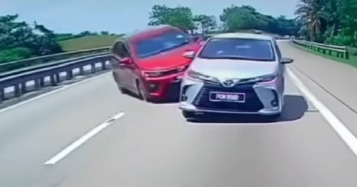 红色轿车突然冲入中间车道,撞上一辆银色轿车。(视频截图)