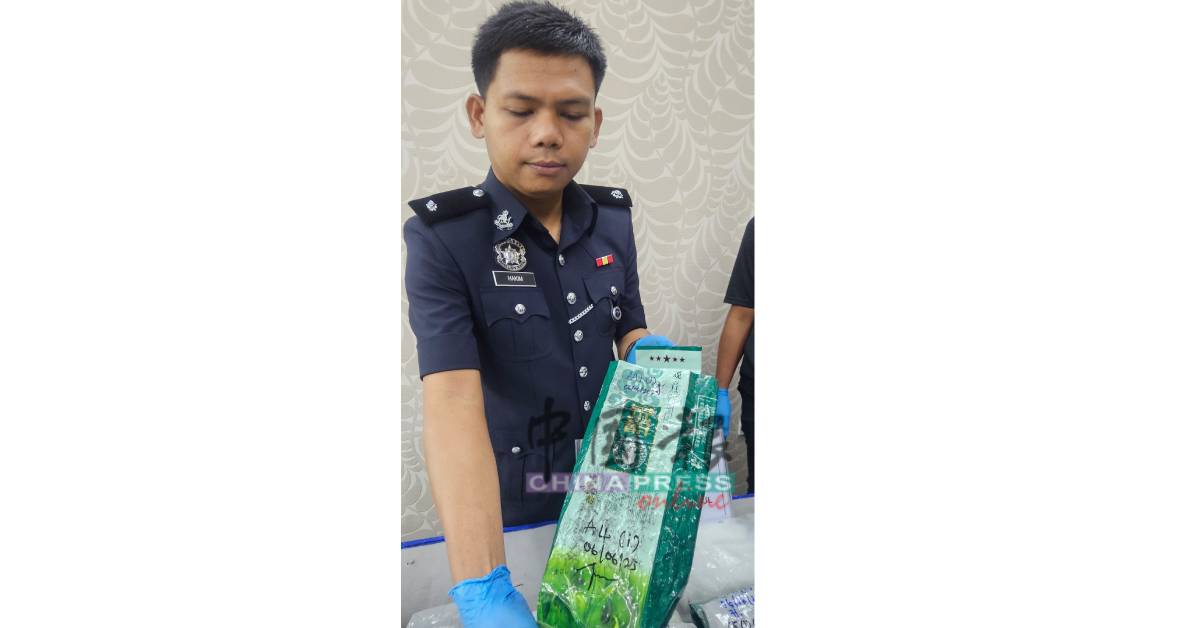 哈金展示毒贩所用来包装克他命的青色“铁观音”茶叶袋。