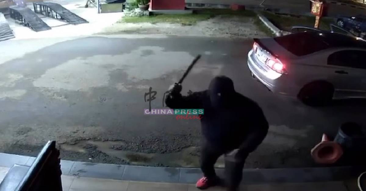 夜店遭持巴冷刀匪徒闯入抢劫,警方已确认其中一名嫌犯身分。