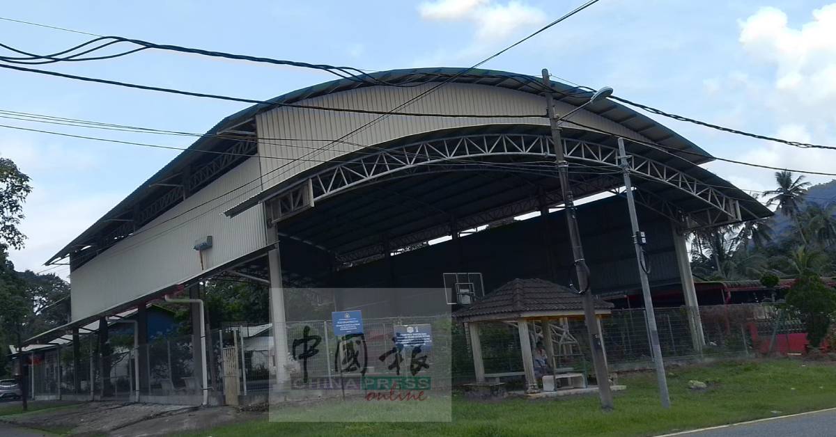 ■石山脚新村的有盖篮球场。