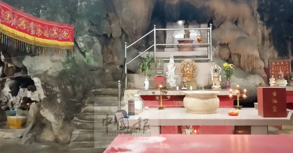 ■观世音法像庄严地坐在岩洞内正中央。
