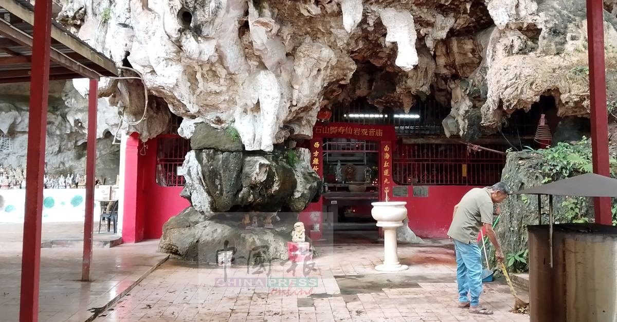 尽管访客不多,庙祝依旧勤于打扫庙宇的庭院。