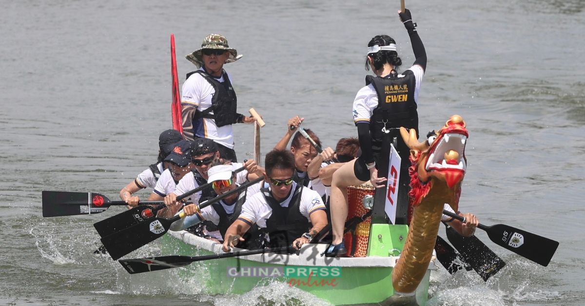 鼓声响起，龙舟乘风破浪，勇往直前！