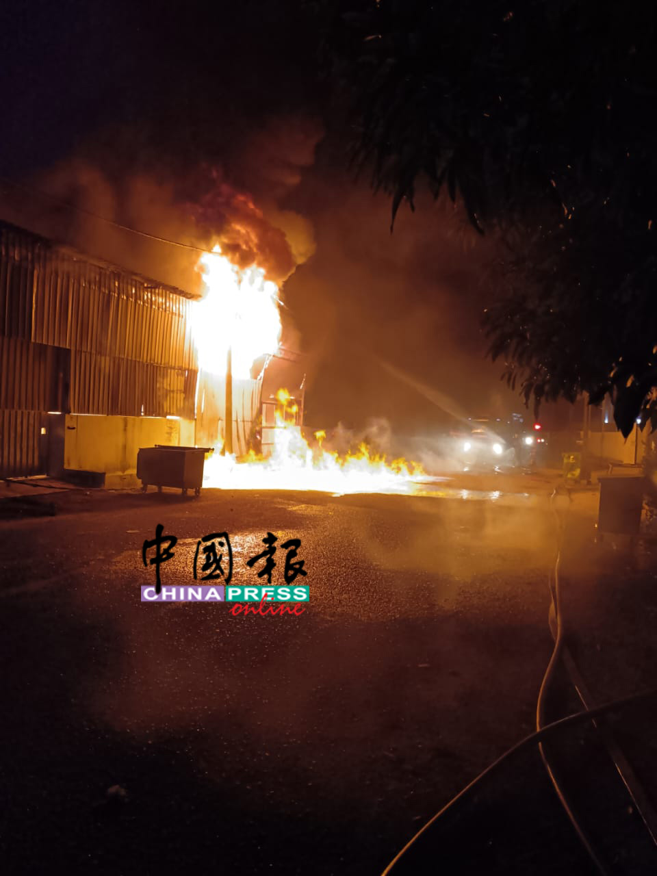 消拯人员赶抵现场时,其中一间工厂火势猛烈,张牙舞爪。(霹消拯局)