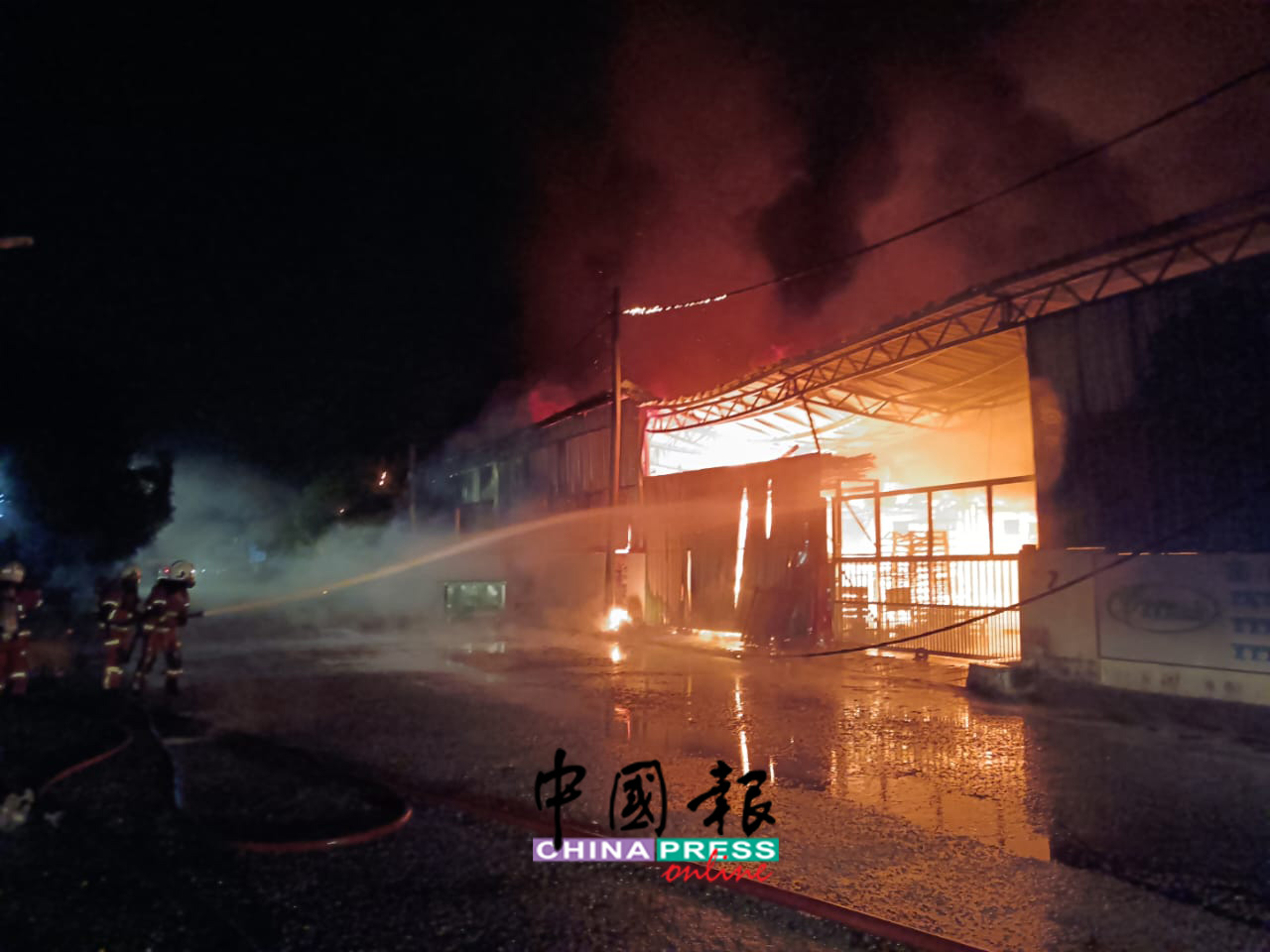 怡保松骏花园5间工厂失火,经过一番努力,消拯员在週一(23日)凌晨4时,控制了火势。(霹消拯局)