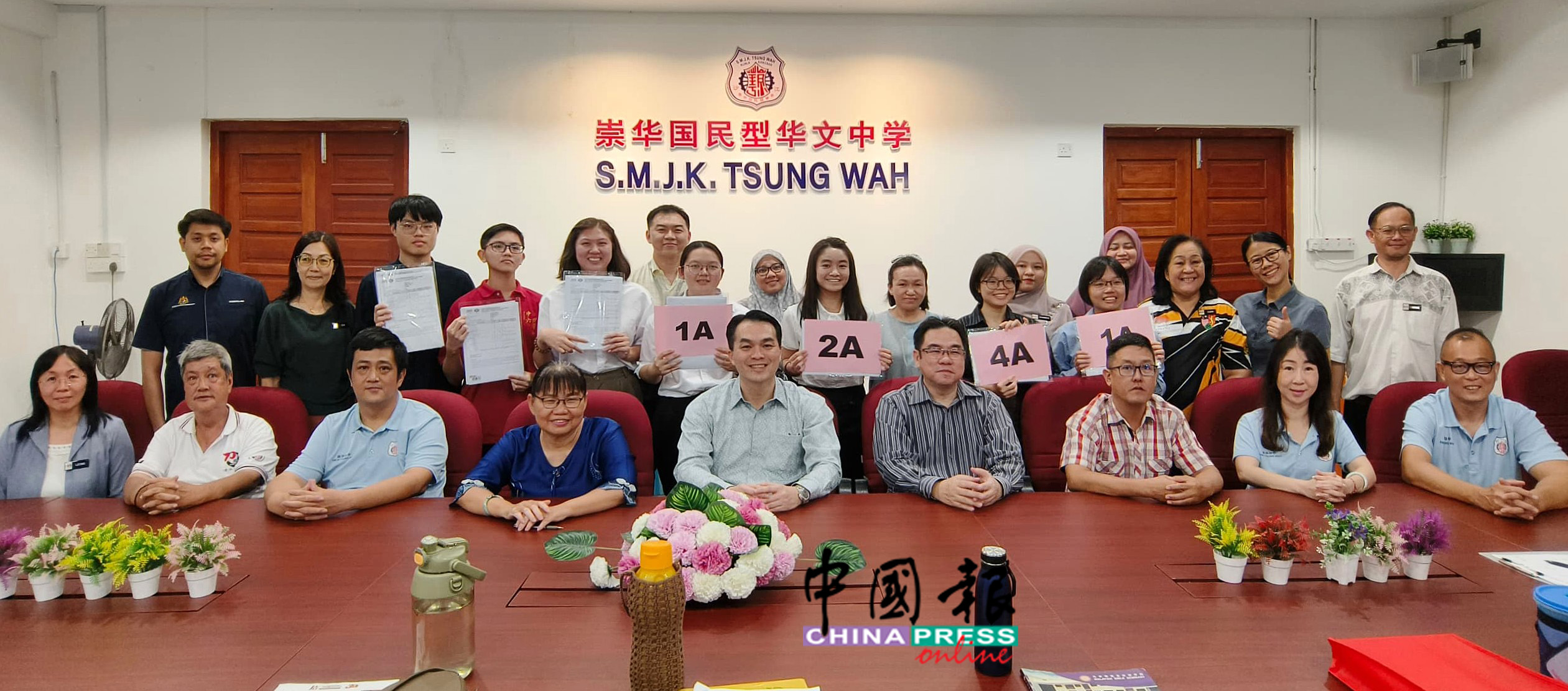 大马高级教育文凭(STPM)放榜,江沙崇华华中总平均积分(GPS)只得2.90,比往年退步,不过,在个人成绩方面则比去年出色,有1名学生考获4A佳绩。图为董家教成员与考生们合照。