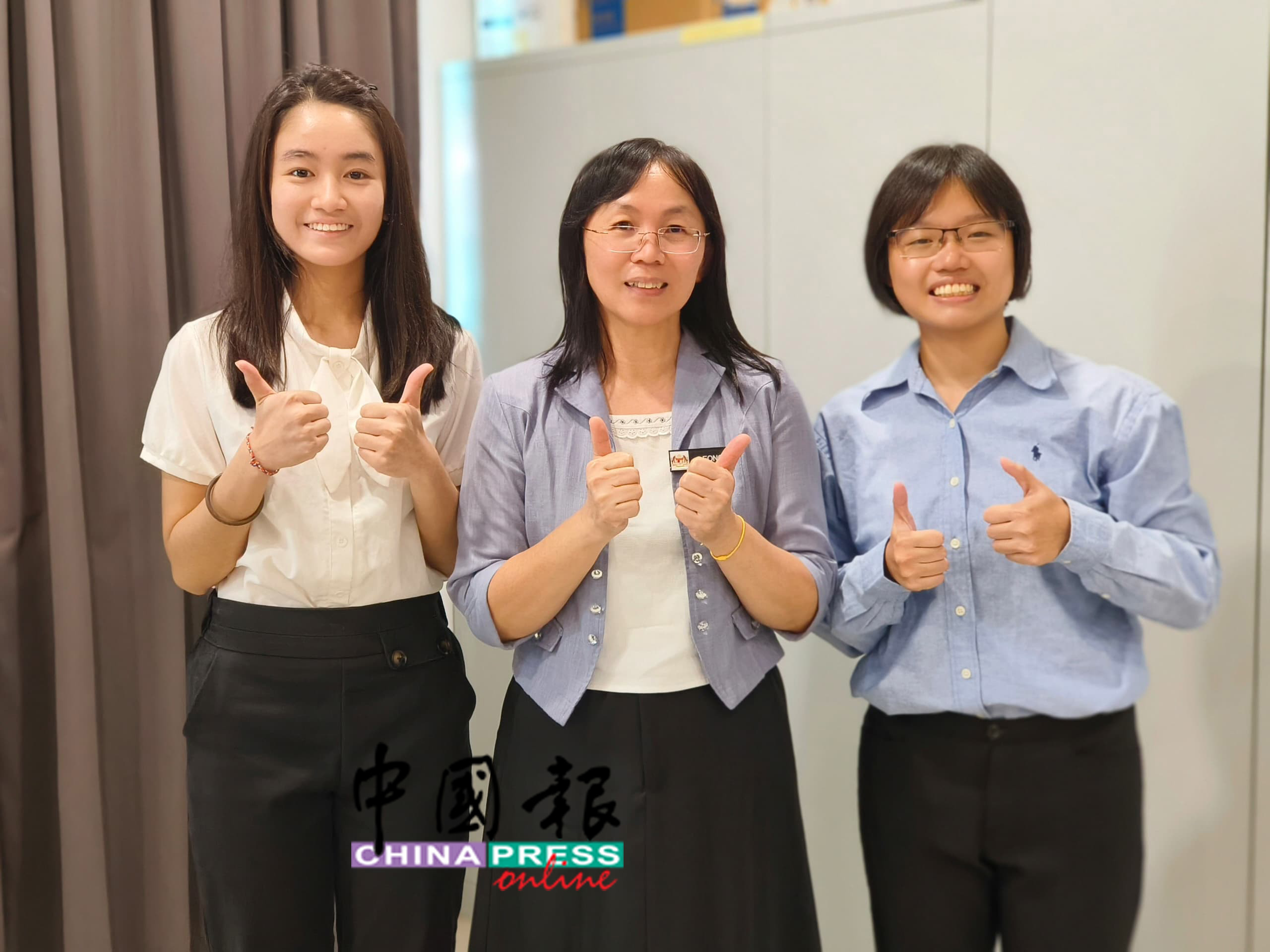 获得梁依玲(中)祝福的两名崇华优秀生黄祖儿(左)与洪恩欣(右)目标明确,冀望未来当老师,为大马教育界献一分力。