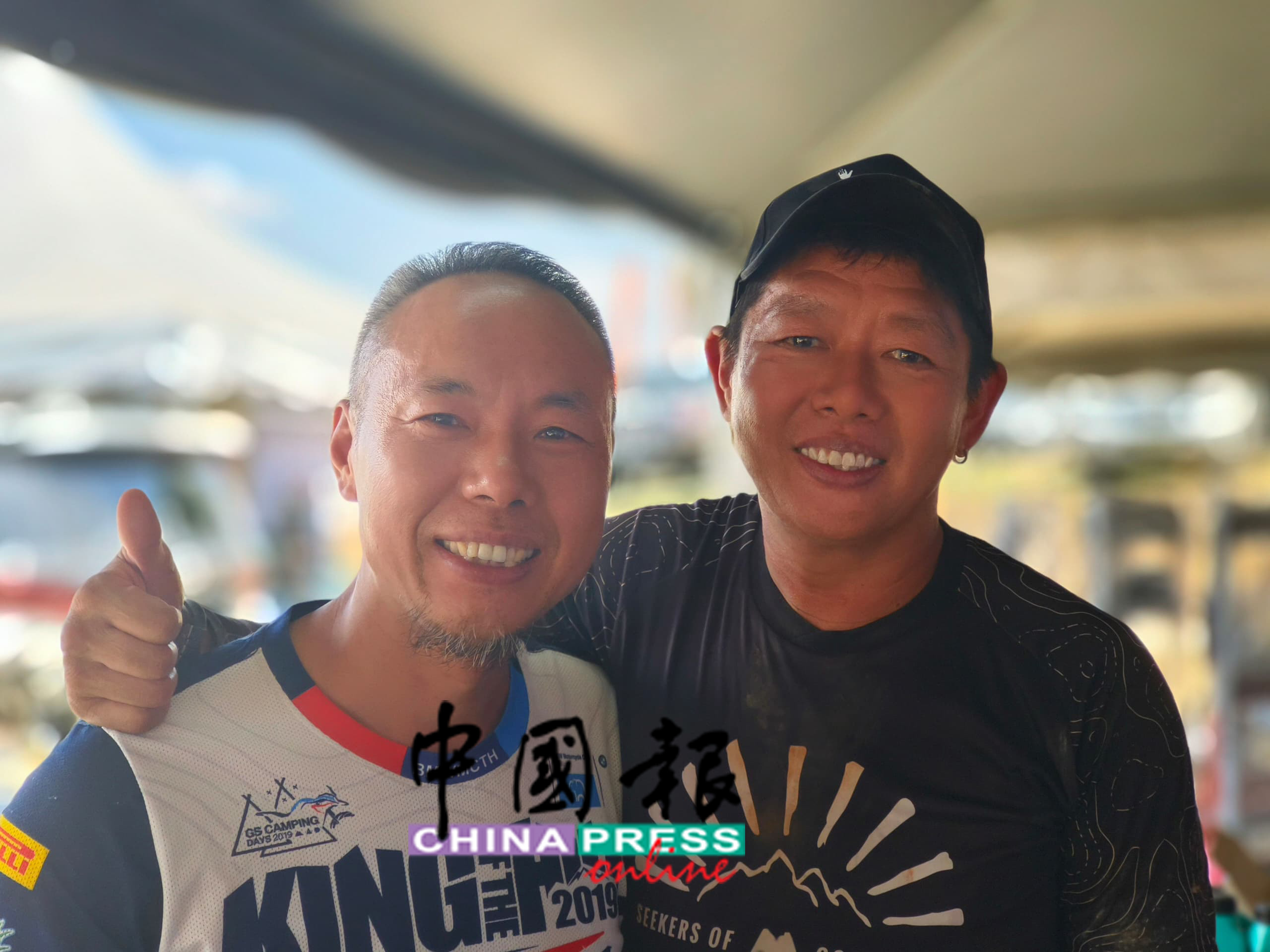 吉隆坡选手李伟润(右)在去年的赛事担任摄影工作人员时,因目睹中国选手何世洲(左)被撞倒、伤势严重,当时立刻伸出援手,从此成为了好朋友。