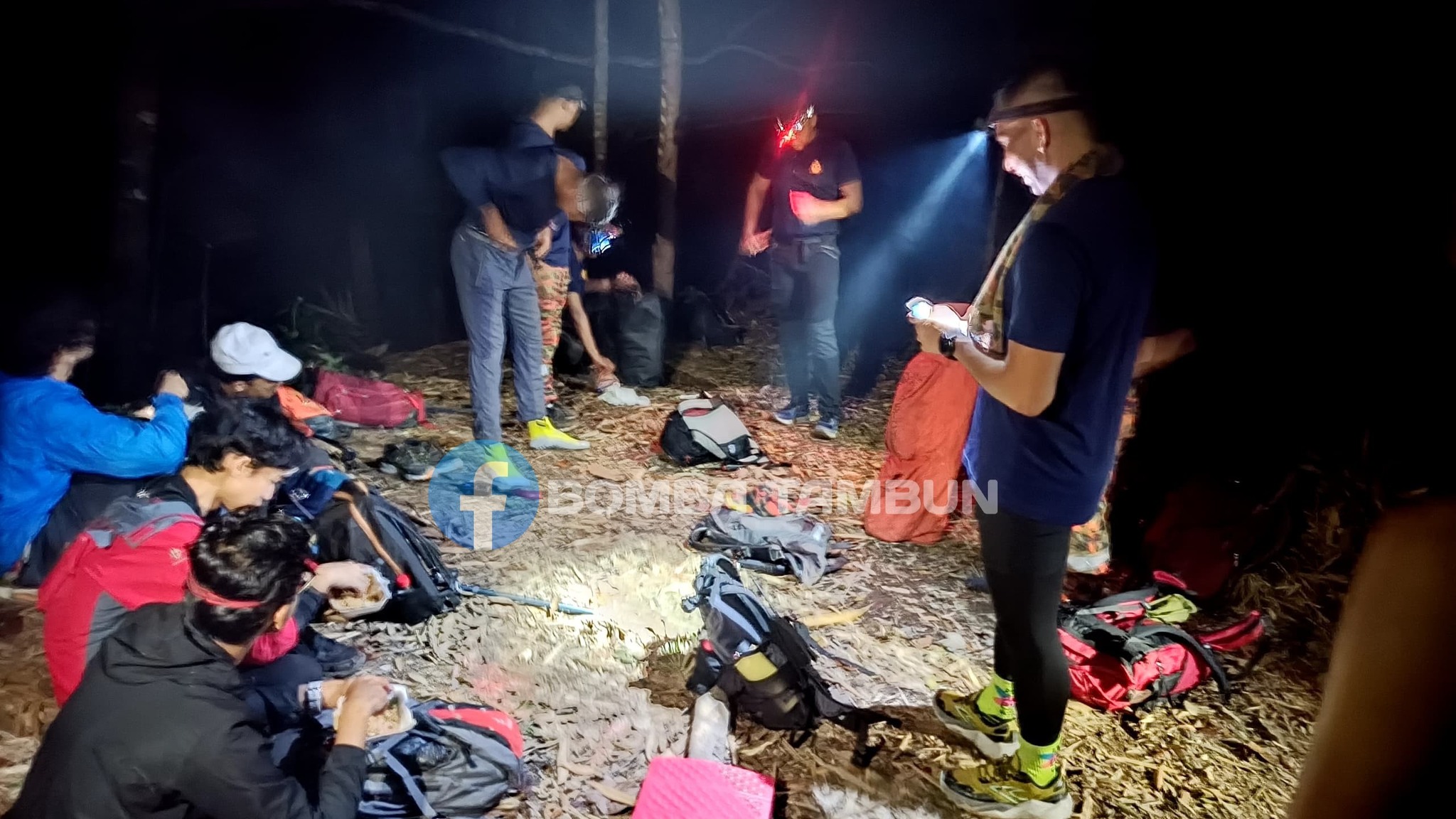 搜救队伍夜间在山上休息,补充体力以继续展开救援行动。