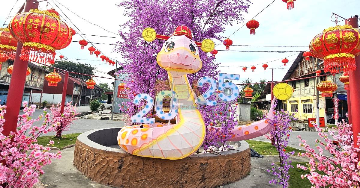 莫珍歪新村以“灵蛇妞”花灯作为迷你交通圈的布置主角,迎接2025年农曆新年。