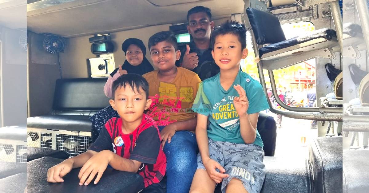 我国最美最写实的一面,各族小孩体验乘坐警用装甲车。