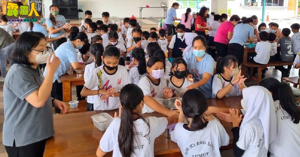 红土坎永宁华小“爱心妈妈团”配合校方举办的冬至活动,教导师生搓汤圆。