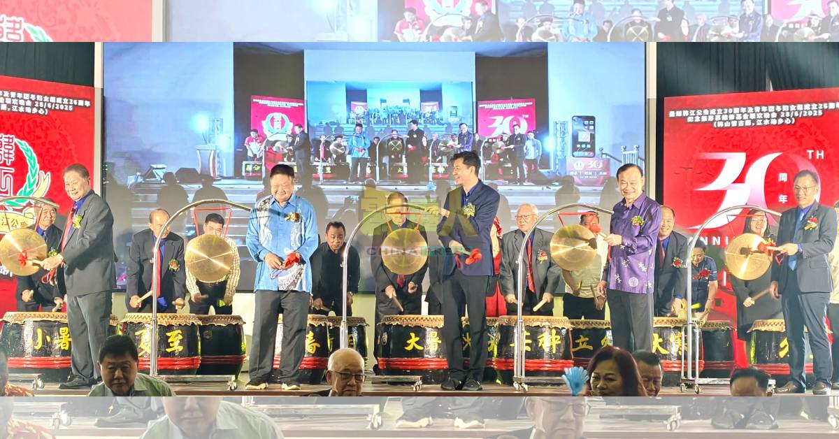 鸣锣嘉宾吴启祥（左起）、林家光、陈展豪、倪可汉和林伟忠，率领嘉宾主持剪綵仪式。