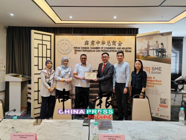 陈新庆（右3起）赠送纪念品给扎比迪，并由努鲁迪雅（左起）、法丽扎、张维立及郭仙妮陪同。