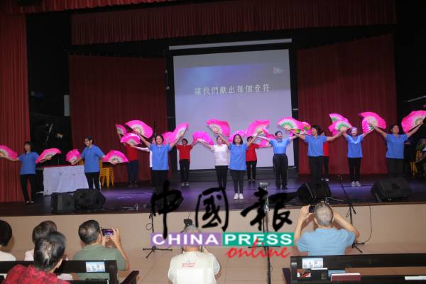 毕业生除了带来赞美歌外,也呈现精彩的表演,为毕业典礼增添不少声色。