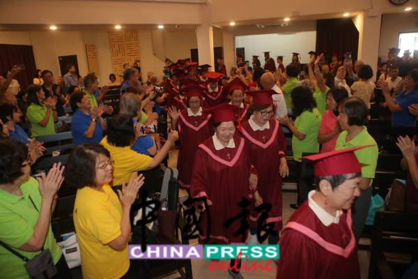 一众"天国耆兵"毕业生,在亲友的祝福下,步入会场。
