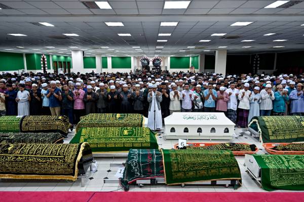 JERTIH, 10 Jun -- Ahli keluarga dan kenalan mengaminkan doa selepas solat jenazah 13 pelajar Universiti Pendidikan Sultan Idris (UPSI) yang terbabit dalam kemalangan melibatkan sebuah bas dan sebuah kenderaan pelbagai guna di Kilometer 53, Jalan Raya Timur-Barat berhampiran Tasik Banding di Masjid Hadhari, awal pagi ini.--fotoBERNAMA (2025) HAK CIPTA TERPELIHARA