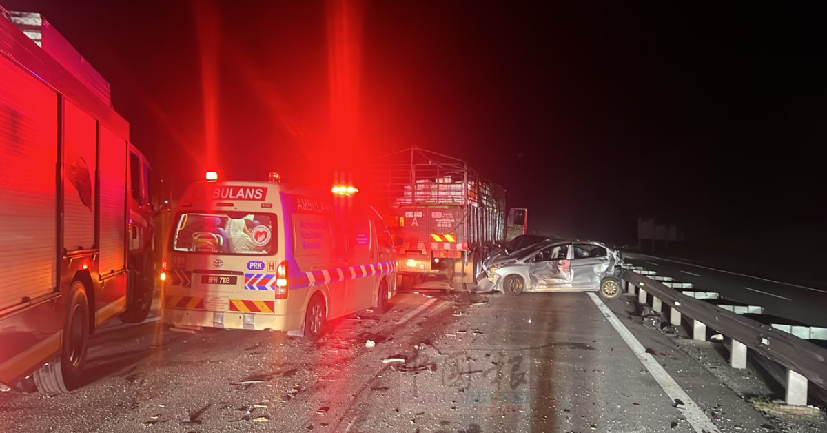 一辆5吨载鱼罗厘因煞车不及,失控撞右边车道的5辆轿车。(打巴警方)
