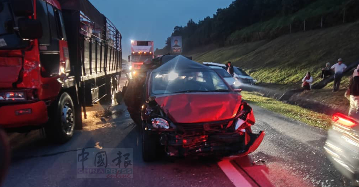 其中一辆遭撞轿车受损严重,几乎报废。(霹消拯局)