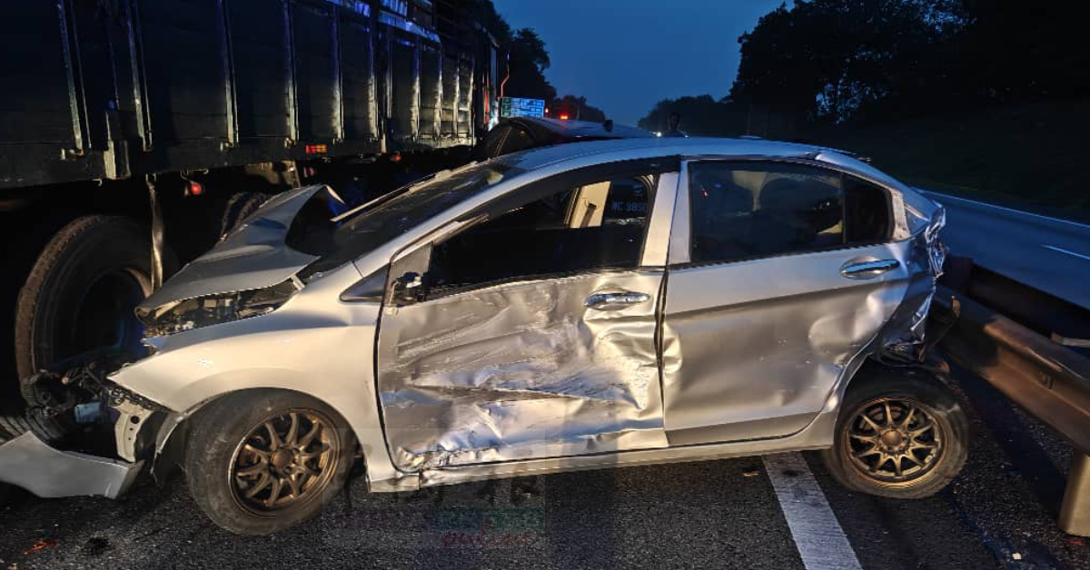 被撞及的轿车,前后及车身皆出现明显撞击痕迹,毁损严重。(霹消拯局)