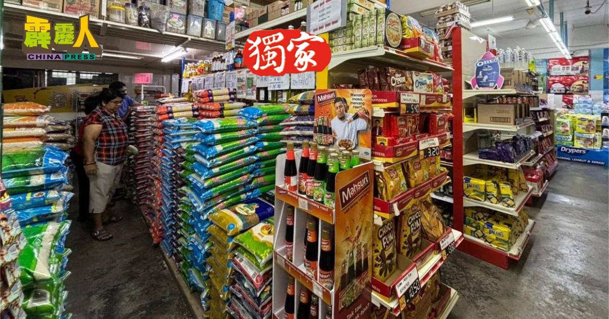 部分位于花园区内的杂货店拥有充足的各类货品，且摆设整齐美观。