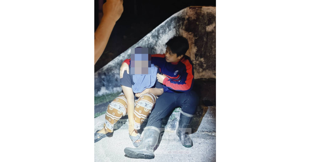 女子在被安全寻获后,情绪不稳,需人安抚与陪伴。