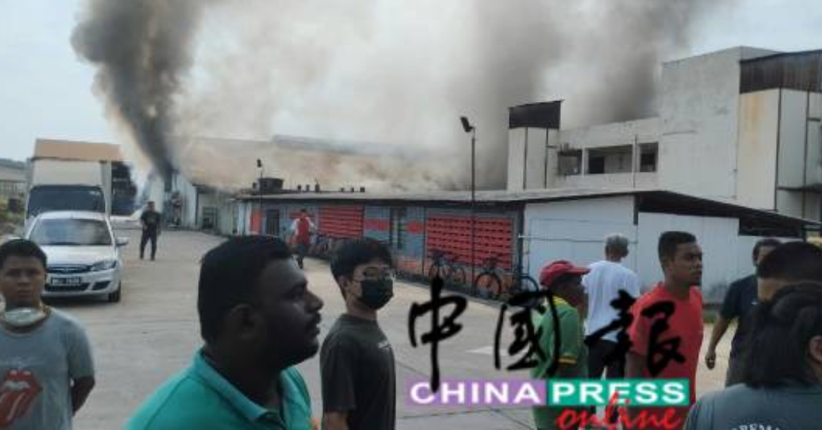 厂房失火后,员工紧急疏散到安全地点。