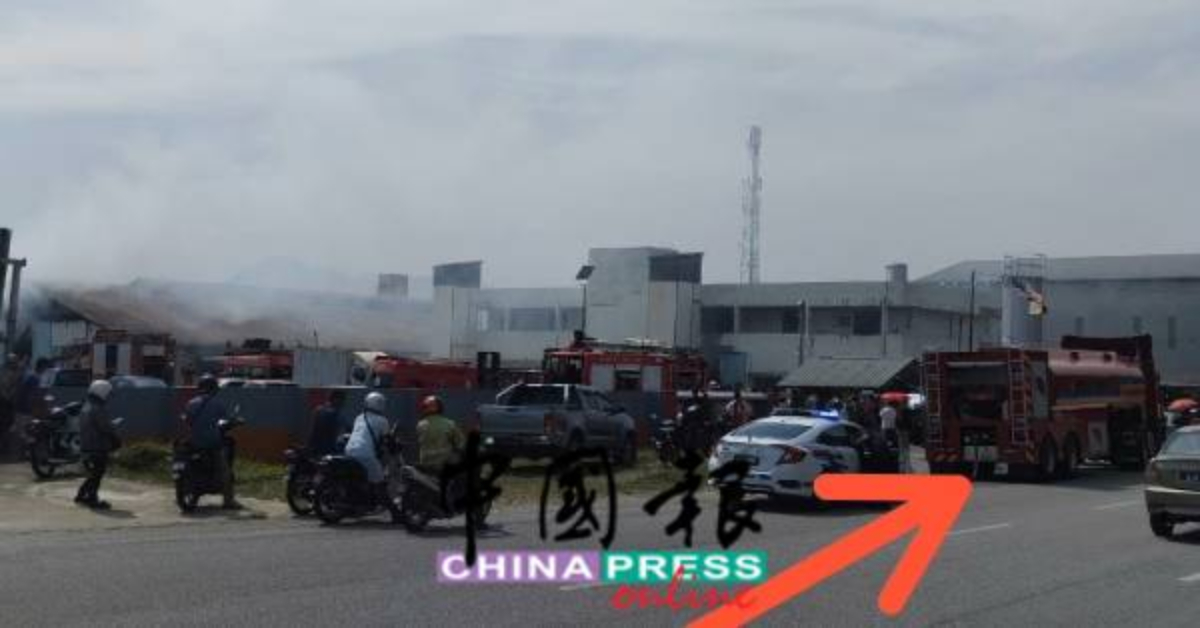 蚊烟厂房失火后,来自江沙、和丰等多辆消防车到场,包括一辆消防水槽(箭头)以应付水源不足情形。