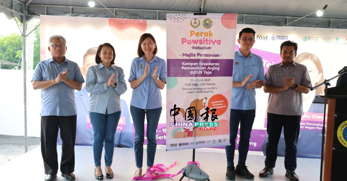 黄诗情(左3起)与陈家兴在阿末苏凯里、苏喜山(左起)与黄彩仪陪同下主持开幕仪式。