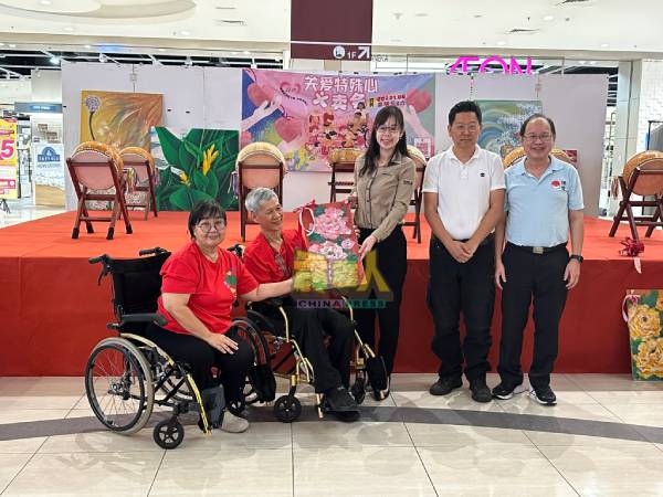 梁德义(左2起）赠送纪念品给崔慈恩，右起为黄一豪、邓精伟及陈雁（左）。