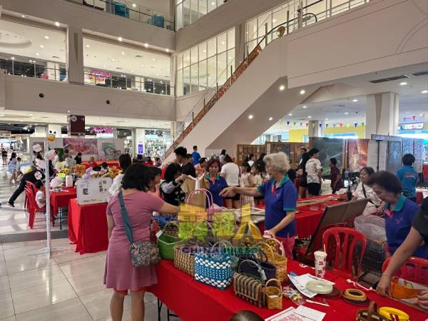 怡保白兰园浸信教会一连两天举办“关爱特殊心”画展与义卖会画展和义卖会，，为3个单位筹募经费，同时也呼吁社会各界，给予特殊群体更多的关注与爱护。