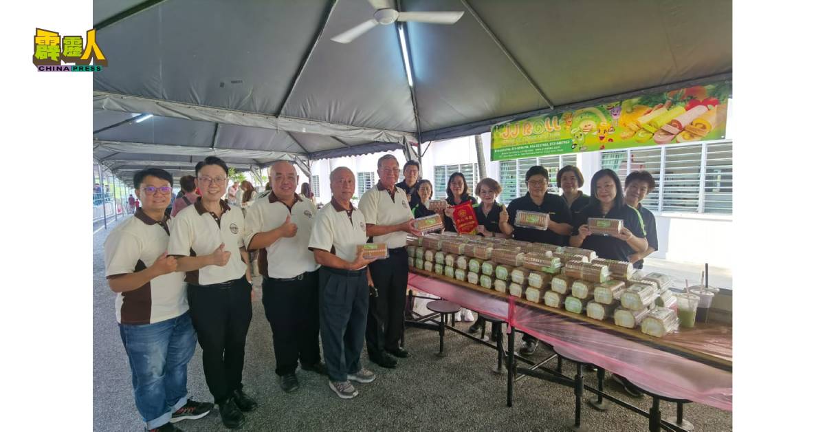 吴国芳(前排左5)颁发奖状给JJ Roll蛋糕店东主廖爱惜(右3)