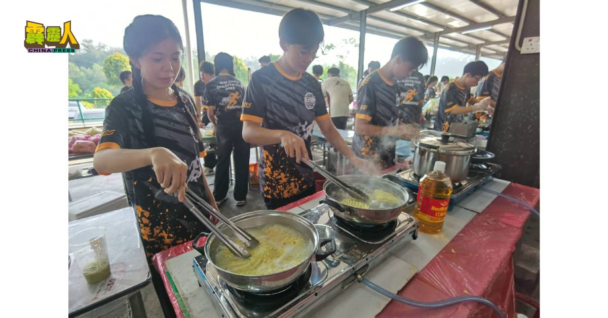 一些充当小厨师的学生在现场烹煮面食。