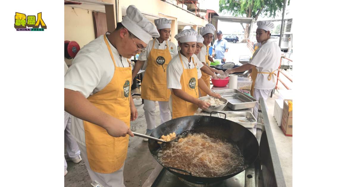 小厨师分工合作,分别在准备炸食材。